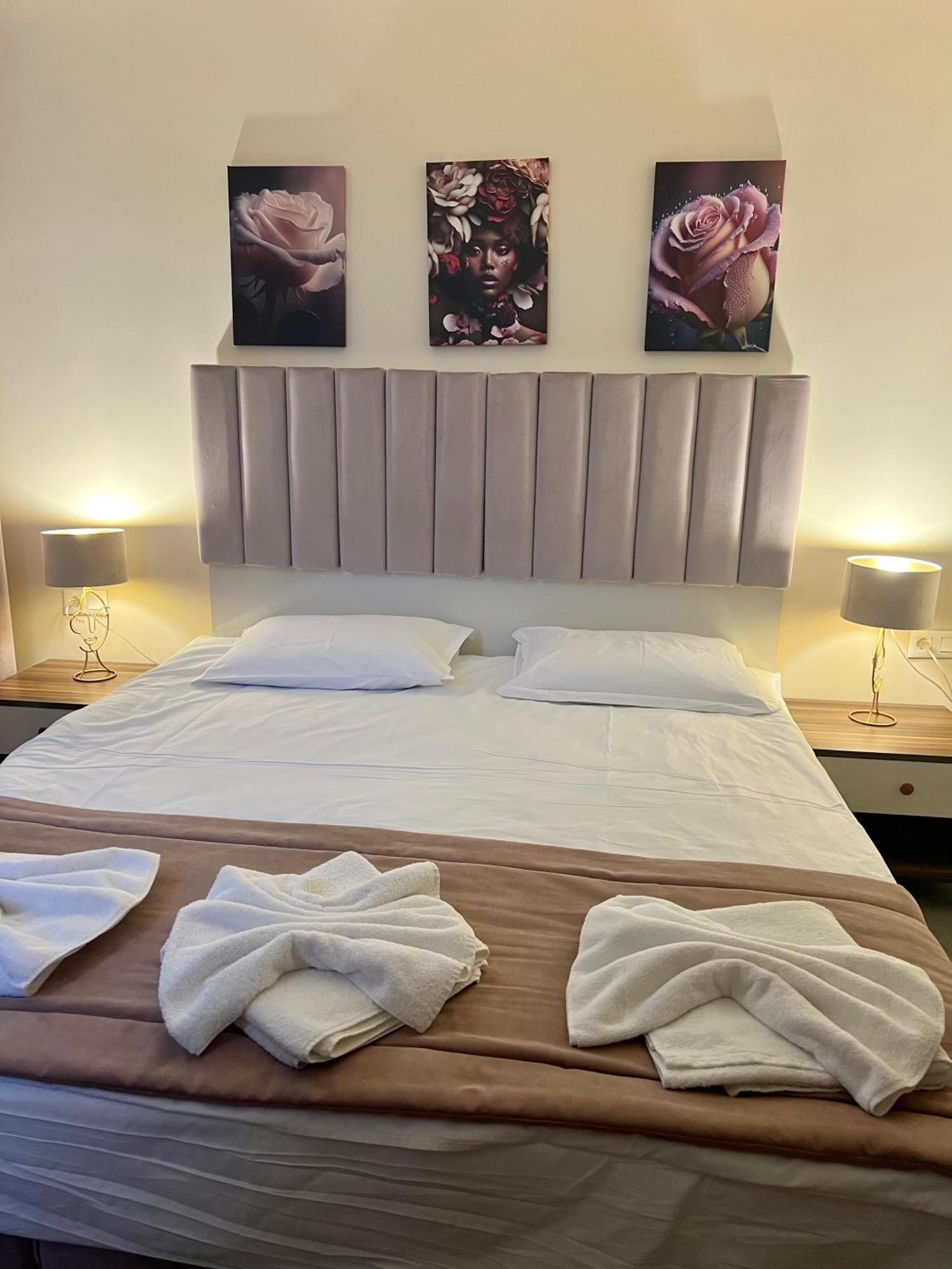 Floral Boutique Hotel Pleven Exteriör bild